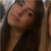 Studentessa di ingegneria impartisce lezioni di matematica per studenti di medie e prima, seconda e terza superiore